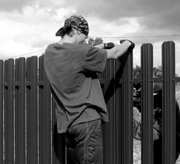 Удобный быстрый монтаж в Семее забора из евроштакетника